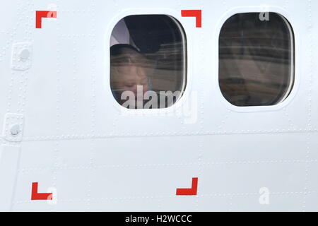 Prince George guarda fuori da una finestra di un idrovolante come lui e la sua famiglia partono a Victoria Harbour idrovolante terminale in Victoria durante il Royal Tour del Canada. Foto Stock