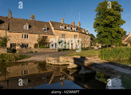 L'Occhio del fiume si snoda attraverso il bellissimo villaggio Costwold di macellazione inferiore un antico borgo situato a ovest di Bourton sul Foto Stock