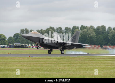 Un Lockheed Martin F-22 Raptor Stealth Fighter atterra sulla pista di RAF Fairford appena dopo la visualizzazione a 2016 Foto Stock