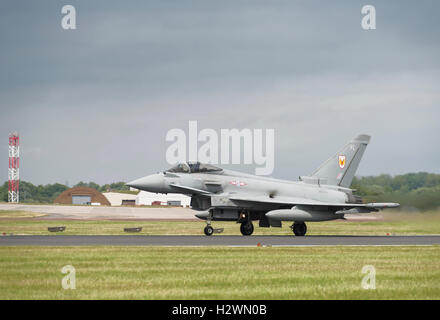 Royal Air Force britannica Typhoon FGR4 del n. 1 Squadron militari jet da combattimento linee fino sulla pista di discostarsi RAF Fairford a RIAT Foto Stock