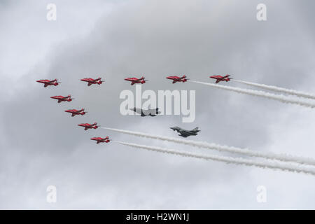 Marina degli Stati Uniti F-35B Stealth Fighter Jet in formazione con la RAF britannica frecce rosse Aerobatic Team Display al RIAT Foto Stock