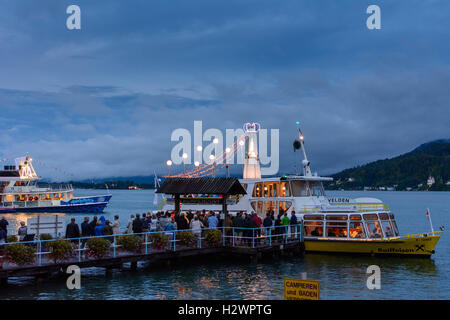 Krumpendorf am Wörthersee: il lago Wörthersee, barca notturna processione all Assunzione di Maria, nave, statua di Maria , Kärnten, Ca Foto Stock