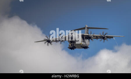 Farnborough, Regno Unito - 6 Luglio 2016: Un Airbus A400M Atlas per il trasporto militare in volo a Airshow di Farnborough Foto Stock