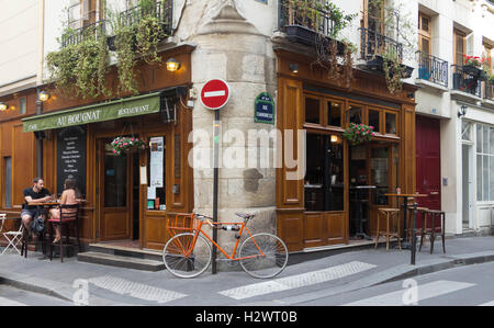 Parigi, France-September 10, 2016: il francese tradizionale cafe au Bougnat impostato in una rustica in stile bistro, che si trova vicino alla cattedrale di Notre Dame Foto Stock