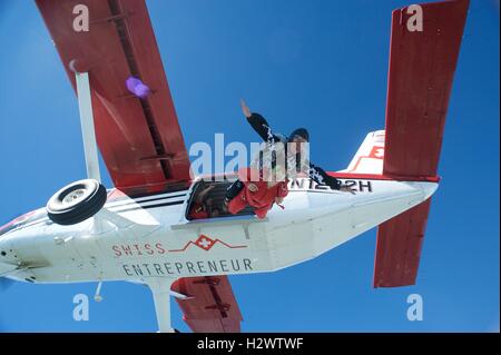 Salto in tandem da una ricerca Kodiak Foto Stock