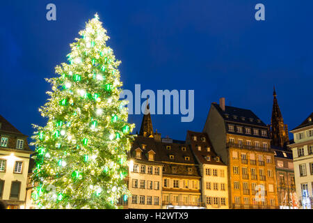 L'albero di Natale su Place Kleber, la piazza più grande a. il centro della città Foto Stock