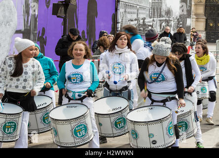 Parigi, France-March 03, 2016: Il gruppo di strada non identificato batteristi maratona di supporto a Parigi il Place Hotel de Ville Foto Stock