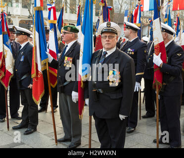 Parigi; France-March 12, 2016 : il francese non identificato i veterani partecipano in parata militare nei pressi di arco trionfale a Parigi. Foto Stock