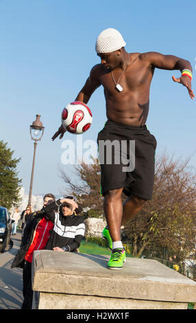 Parigi,quartiere di Montmartre, France-March 12, 2016 : Il football freestyler Íýá Traore è stato presentato nel Guinness World Record Foto Stock