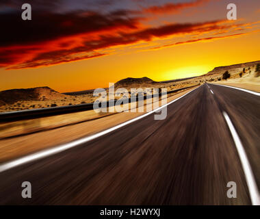 Strada nel deserto con la sfocatura del movimento Foto Stock