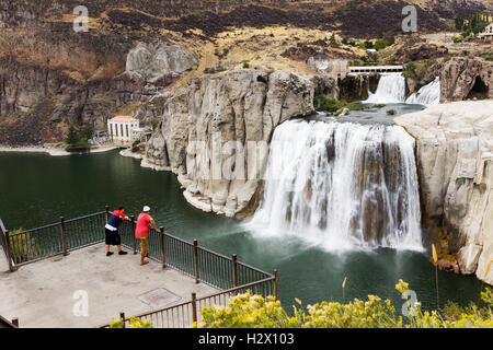 Shoshone Falls, Twin Falls, Idaho turisti fotografare delle cascate, il fiume e la diga. Foto Stock