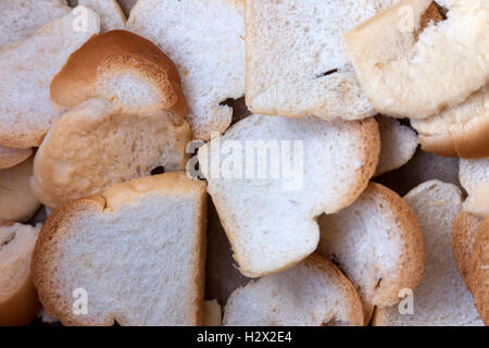 Pane bianco petite o sandwich collocato nella casella carta. closeup. Un mucchio di mini toast Foto Stock