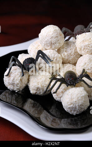 Le sfere di cialda in scaglie di noce di cocco nella forma di ragno uova su Halloween Foto Stock