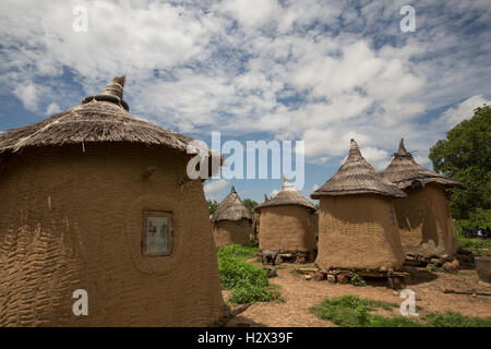 Fango tradizionali ed erba Case in Réo, Burkina Faso, Africa occidentale. Foto Stock