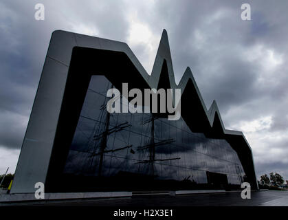 Glasgow Riverside Museum, sul fiume Clyde su un nuvoloso giorno di pioggia, con la riflessione della tall ship sulla finestra. Foto Stock