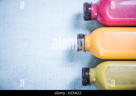 Frullato di verde in bottiglia di plastica, sullo sfondo di confine Foto Stock