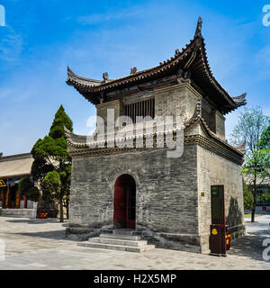 Pagoda-Style torre campanaria in ingresso alla Grande Pagoda composto - Xian, Cina Foto Stock