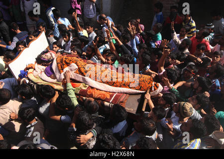 Srinagar, India. 01 ott 2016. (Nota dell'EDITORE: immagine raffigura la morte) gli abitanti di un villaggio di trasportare il corpo di Muzaffar Ahmad Pandit durante una processione funebre a Chek-e-Kawoosa in Kashmir centrale del quartiere Buddgam, in indiano Kashmir controllata. Pandit è stato colpito dalle pallottole durante gli scontri tra le forze di sicurezza e i manifestanti. © Umer Asif/Pacific Press/Alamy Live News Foto Stock