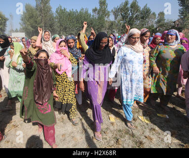 Srinagar, India. 01 ott 2016. Le donne del Kashmir per protestare contro l' uccisione di Muzaffar Ahmad Pandit durante il suo corteo funebre Check-e-kawoosa in Kashmir centrale del quartiere Buddgam, in indiano Kashmir controllata. Pandit è stato colpito dalle pallottole durante gli scontri tra le forze di sicurezza e i manifestanti. © Umer Asif/Pacific Press/Alamy Live News Foto Stock