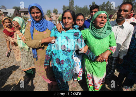 Srinagar, India. 01 ott 2016. Le donne parenti urlate oltre l uccisione di Muzaffar Ahmad Pandit durante il suo corteo funebre Check-e-kawoosa in Kashmir centrale del quartiere Buddgam, in indiano Kashmir controllata. Pandit è stato colpito dalle pallottole durante gli scontri tra le forze di sicurezza e i manifestanti. © Umer Asif/Pacific Press/Alamy Live News Foto Stock