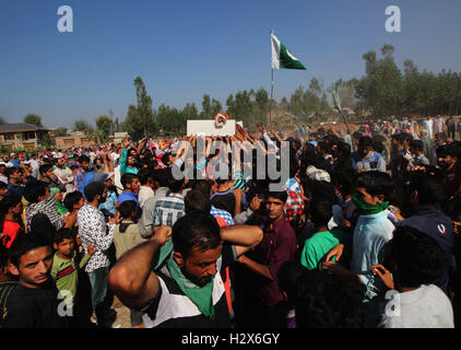 Srinagar, India. 01 ott 2016. Gli abitanti di un villaggio di trasportare il corpo di Muzaffar Ahmad Pandit durante una processione funebre a Chek-e-Kawoosa in Kashmir centrale del quartiere Buddgam, in indiano Kashmir controllata. Pandit è stato colpito dalle pallottole durante gli scontri tra le forze di sicurezza e i manifestanti. © Umer Asif/Pacific Press/Alamy Live News Foto Stock