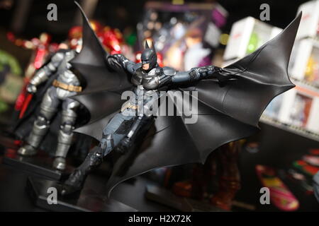 Jakarta, Indonesia. 01 ott 2016. Una statua di Batman, basato su di un supereroe fictional che compaiono nel fumetto americano libri pubblicati da DC Comics. Il carattere è stato creato dall'artista Bob Kane e scrittore Bill Finger ed è apparso per la prima volta in Comics Detective #27 (maggio 1939). Originariamente chiamato 'Bat-Man', il personaggio è anche indicata da tali epiteti come il supereroe incappucciato, The Dark Knight, e il più grande detective del mondo © Gusti Aldi/Pacific Press/Alamy Live News Foto Stock