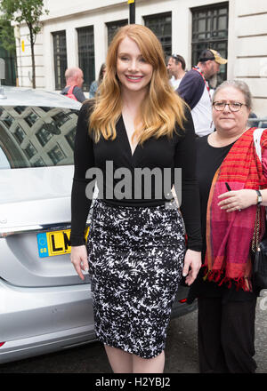 Bryce Dallas Howard foto di lasciare la radio 2 studio dopo la promozione di "Pete il drago' dotata di: Bryce Dallas Howard dove: Londra, Regno Unito quando: 01 Ago 2016 Foto Stock