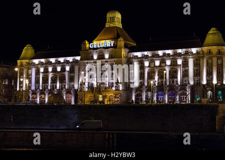 Budapest - Febbraio 20, 2016: Gellert Hotel Palace night facciata . L'edificio risale al 1896, quando fu costruita per Ungheria Foto Stock
