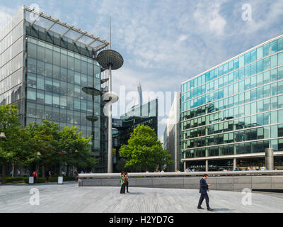 Le persone di fronte all'ufficio di edifici di più Londra Riverside e il grattacielo di Shard in estate, London, Regno Unito Foto Stock