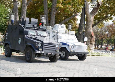 Istanbul, Turchia. L'auto blindata della polizia turca custodiva l'Hagia Sophia a Istanbul e la Moschea Blu Foto Stock