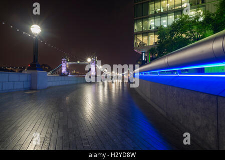 Vista notturna del Tower Bridge dal fiume illuminato Thames promenade di più di Londra area Riverside, Southwark, Londra,UK Foto Stock