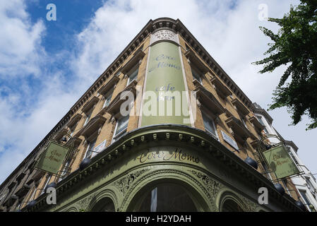 Facciata di Coco Momo cafe all'angolo di Paddington Street e Marylebone High Street, Westminster, London, Regno Unito Foto Stock