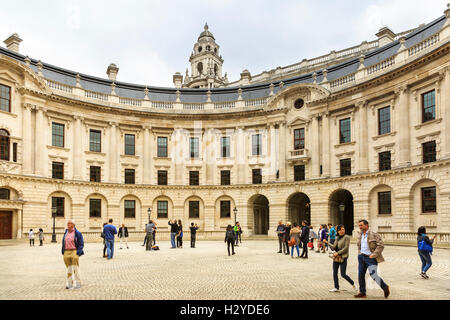 La circolare grande cortile nel mezzo dell'HM Treasury building, Westminster, London Foto Stock