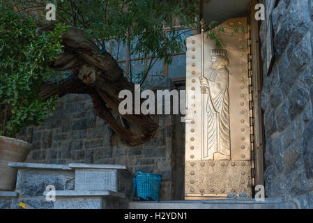 Chak Chak Tempio Zoroastriano, porte in bronzo all'entrata del Santuario Foto Stock