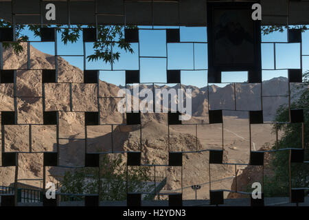 Chak Chak Tempio Zoroastriano, vista della vallata desertica dalla grotta tempio Foto Stock