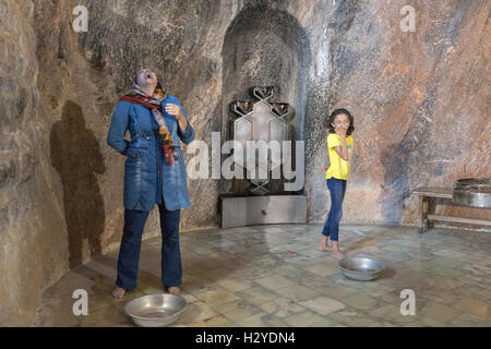 Chak Chak Tempio Zoroastriano, Lady cercando di catturare una goccia di acqua caduta dal tetto (Nikbanou lacrime) Foto Stock