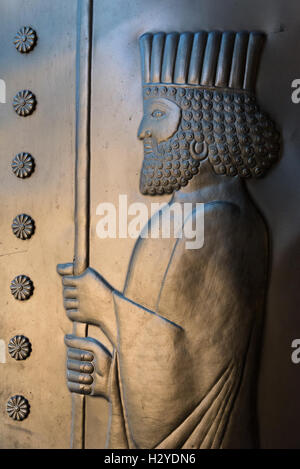 Chak Chak Tempio Zoroastriano, il dettaglio di una porta di bronzo all'entrata del Santuario Foto Stock