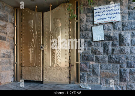 Chak Chak Tempio Zoroastriano, porte in bronzo all'entrata del Santuario Foto Stock