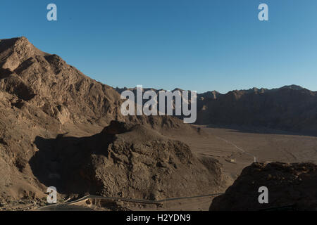 Chak Chak Tempio Zoroastriano, vista della vallata desertica dalla grotta Foto Stock