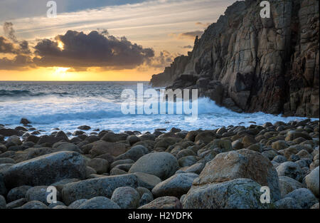 Porth Loe beach in West Cornwall come il sole scende Foto Stock