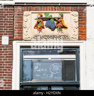 Monumento di pietra della terra promessa sulla parete nella città vecchia di Leiden, Olanda meridionale, Paesi Bassi Foto Stock