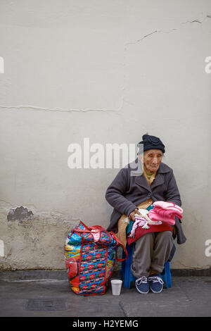 Il vecchio donna Vendita di Vestiti sulla strada di Lima, Perù Foto Stock