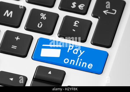 Close up di blu paga online tasto sulla tastiera con il simbolo della carta di credito Foto Stock