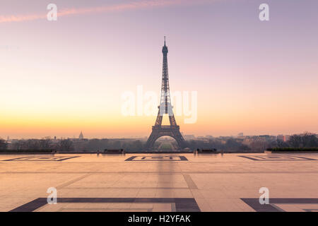 La mattina presto vista della Torre Eiffel dal Trocadero con inverno colori sunrise Foto Stock