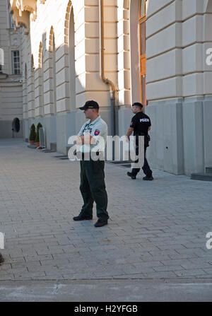 I funzionari di polizia sul dovere al vertice UE 2016 si terrà in un albergo a Bratislava in Slovacchia Foto Stock