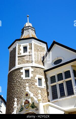 Vista la Guildhall tower, Lyme Regis, Dorset, Inghilterra, Regno Unito, Europa occidentale. Foto Stock