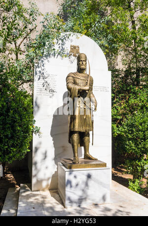 La Statua di Costantino XI Paleologo, ultimo imperatore dell'impero bizantino, Metropolitan Square, Atene, Grecia Foto Stock