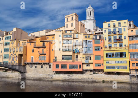 Case colorate e cattedrale sul fiume Onyar, Girona, Catalogna, Spagna Foto Stock