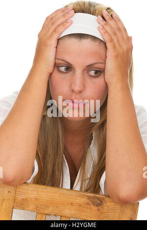 Giovane donna tenendo la testa nelle sue mani, depressione Foto Stock