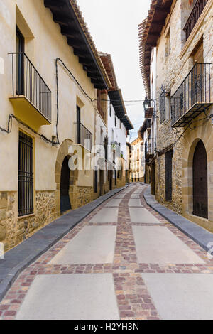 Edifici rinnovati nella pittoresca città vecchia di Rubielos De Mora in Gúdar Javalambre-regione, Teruel Aragona, Spagna Foto Stock